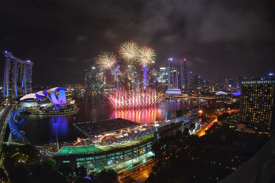 Thế giới mở "đại tiệc" pháo hoa đón năm 2018 - 9
Pháo hoa trên vịnh Marina, Singapore (Ảnh: StraitsTimes)