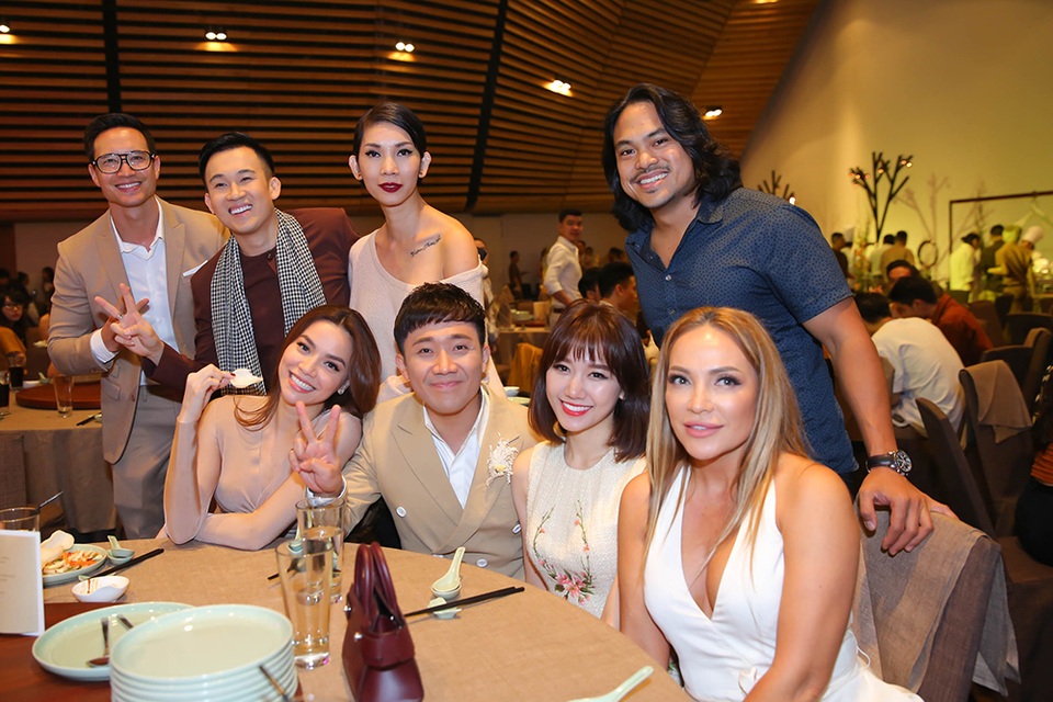 Khi chụp ảnh chung, cả hai cũng kẻ trước người sau chứ không đứng cùng. Cả hai hội ngộ với vợ chồng Trấn Thành - Hari Won.