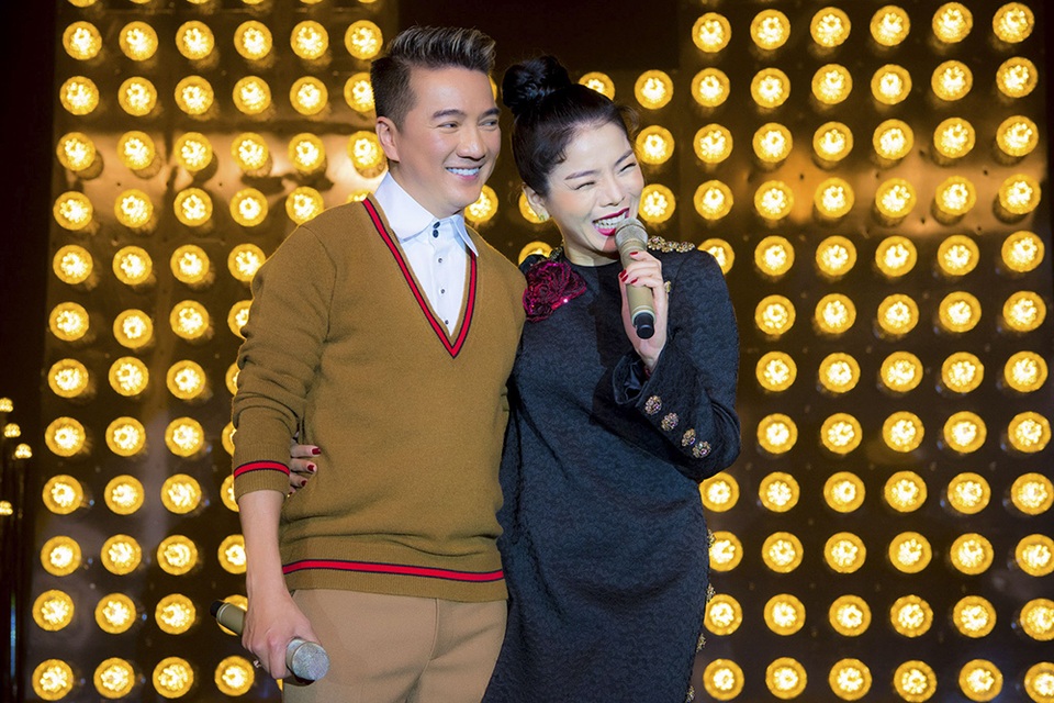 Lệ Quyên cũng thân thiết chúc mừng đàn anh.