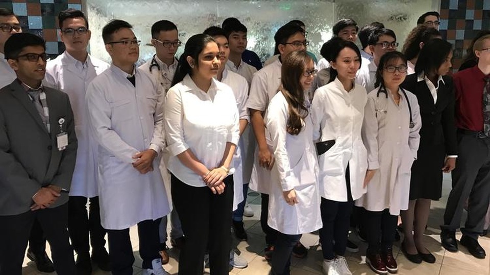 Chương trình Thực tập y khoa mùa hè tại Mỹ cho sinh viên y khoa Việt - 1 Sinh viên Y khoa và Nhân viên bệnh viện chụp ảnh tại Trung tâm Y tế St. Mary ở Hobart. (Jerry Davich / Post-Tribune)
