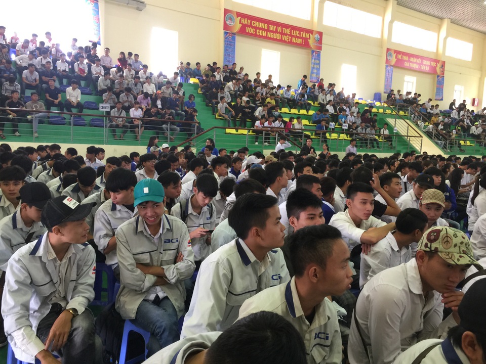Bắc Ninh: Hơn 2.000 bạn trẻ tham gia Ngày hội việc làm thanh niên năm 2017 - 2 Hàng nghìn các em đoàn viên, thanh niên, sinh viên đến tham dự ngày hội việc làm