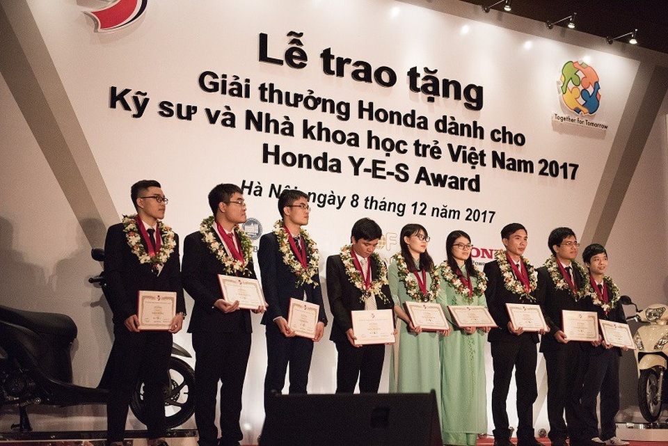 “Phát triển bền vững kinh tế xanh" thu hút sự quan tâm của sinh viên - 4 10 sinh viên xuất sắc nhận Giải thưởng Honda Y-E-S 2017.