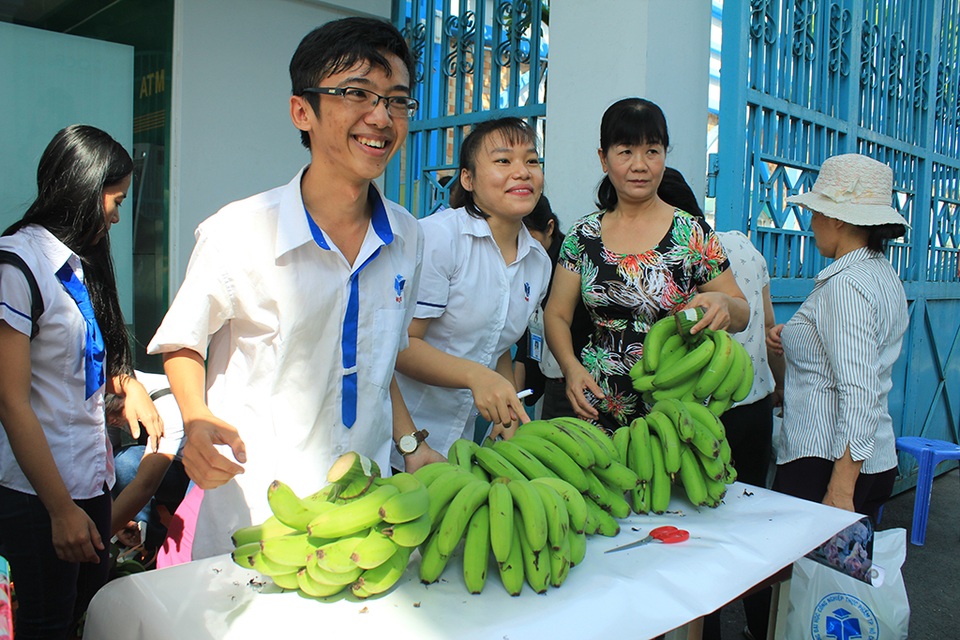 Sinh viên từ “cứu” chuối đến ý tưởng khởi nghiệp vì nông sản Việt - 1 Sinh viên TPHCM tham gia bán chuối cho bà con nông dân bị thương lái ép giá trong chương trình Chuối nghĩa tình