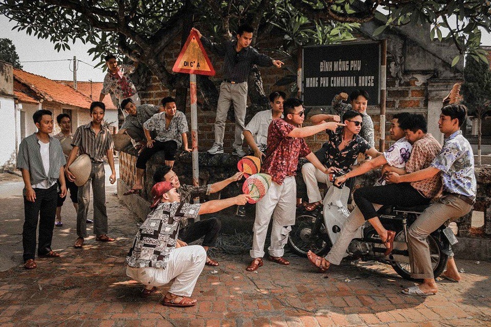 Thú vị bộ ảnh kỷ yếu phong cách thập niên 80 của sinh viên cảnh sát - 2 Thú vị bộ ảnh kỷ yếu phong cách thập niên 80 của sinh viên cảnh sát - 2