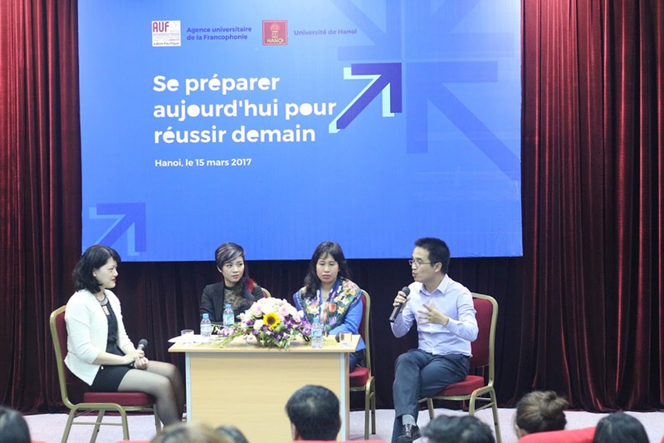 Doanh nghiệp “khát” nhân lực, SV tốt nghiệp vẫn không thể “chen chân” - 1
Các vị khách mời chia sẻ về cơ hội và thách thức của SV Pháp ngữ hiện nay. Từ phải qua trái: anh Hà Đức Mạnh (Tổng giám đốc Amica Travel), chị Phó Cẩm Hoa (Phó giám đốc hệ Phát thanh Đối ngoại Quốc gia, Đài Tiếng nói Việt Nam) và chị Nguyễn Bá Linh (ĐSQ Pháp tại Hà Nội)