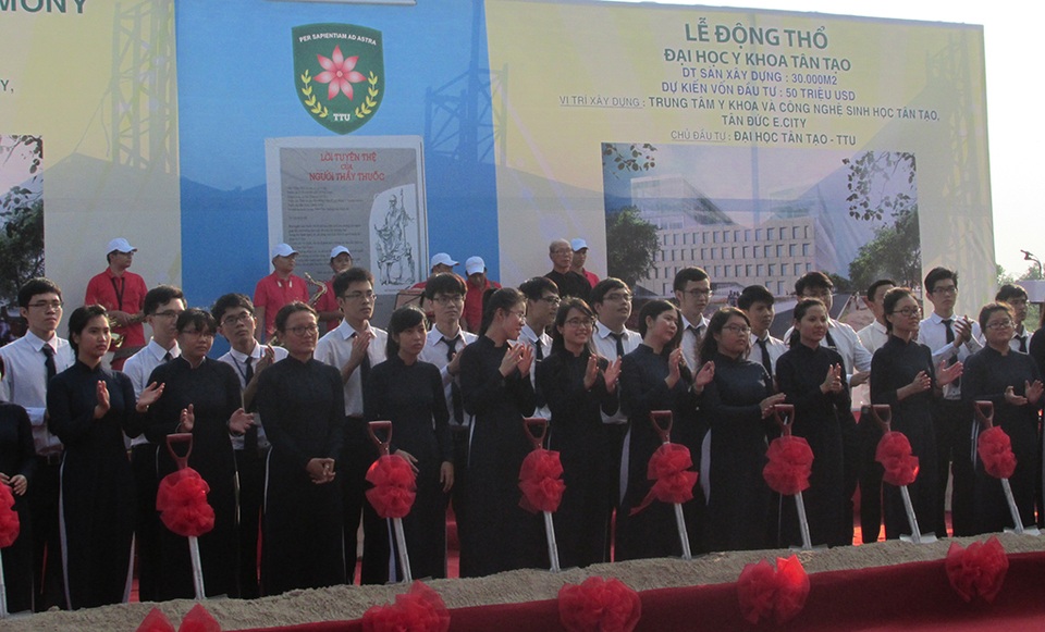 Trường ĐH Tân Tạo: 3 năm 8 lần điều chỉnh học phí - 1 Các sinh viên khoa Y trường ĐH Tân Tạo trong một buổi lễ của trường trước đây