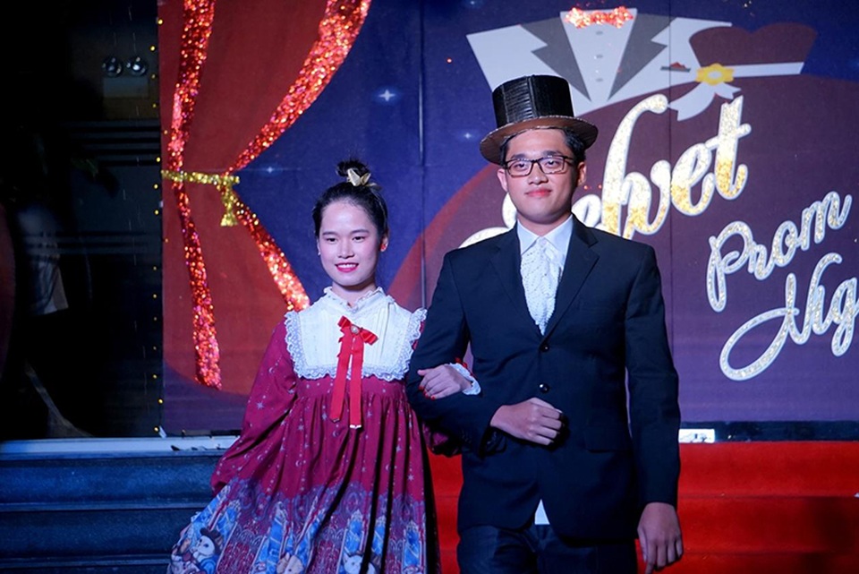 Phổ biến mô hình học tập dự án - 3 SV ngành Ngôn ngữ Anh SIU trong dự án “SIU Prom Night - Velvet”.