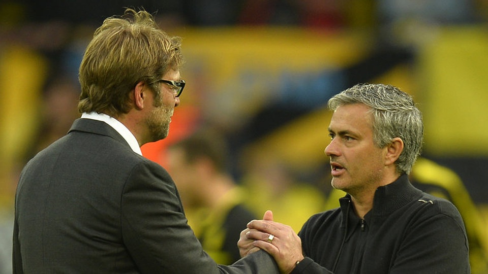 Klopp đối đầu với Mourinho: Khi "người đặc biệt" lép vé - 3
Mourinho (phải) bắt tay Klopp sau trận lượt về vòng bảng Champions League 2012/13