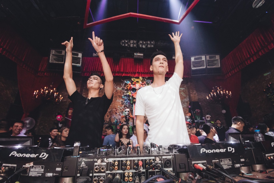 Slim V hóa thân thành chàng ma ca rồng Edward Cullen trong Halloween - 5 Slim V hóa thân thành chàng ma ca rồng Edward Cullen trong Halloween - 5