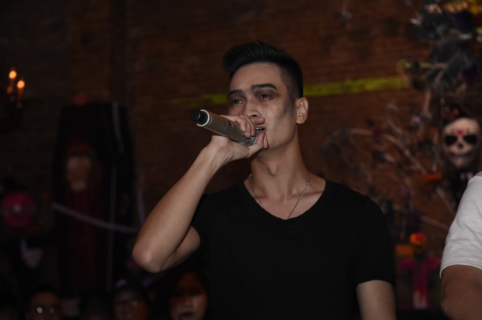 Slim V hóa thân thành chàng ma ca rồng Edward Cullen trong Halloween - 4 Slim V hóa thân thành chàng ma ca rồng Edward Cullen trong Halloween - 4