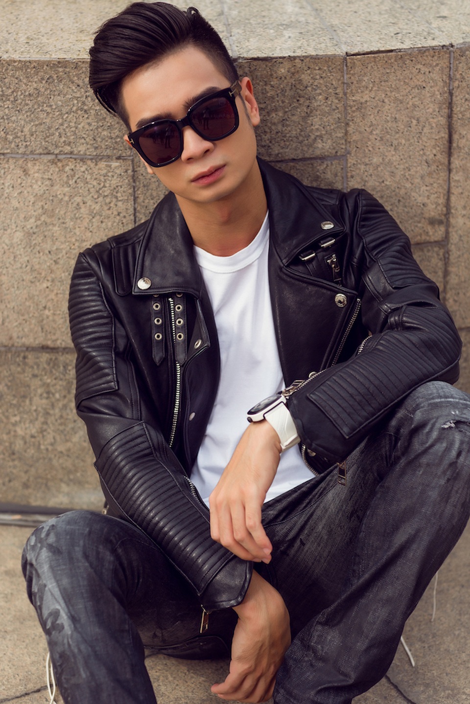 Slim V tung MV dành cho... người thất tình vào dịp Valentine - 1 Slim V đã chơi trội bằng cách đi ngược dòng âm nhạc trong ngày Valentine - ngày mà người ta chỉ hướng tới những tình yêu ngọt ngào.
