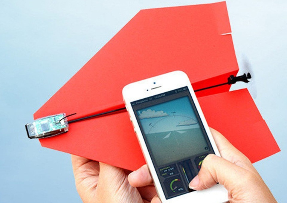 Độc đáo thiết bị cho phép điều khiển máy bay giấy bằng smartphone - 1 Với một bộ thiết bị đơn giản như thế này cùng một ứng dụng cài trên smartphone, bạn có thể điều khiển chiếc máy bay giấy trong vài chục phút.