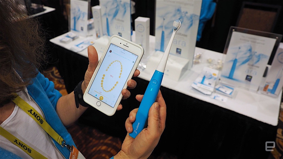 Bàn chải răng thông minh tích hợp... trí tuệ nhân tạo được ra mắt tại CES 2017 - 1 Các cảm biến trên Ara sẽ ghi nhận thói quen chải răng của người dùng để đưa ra lời khuyên giúp chải răng hiệu quả và sạch hơn