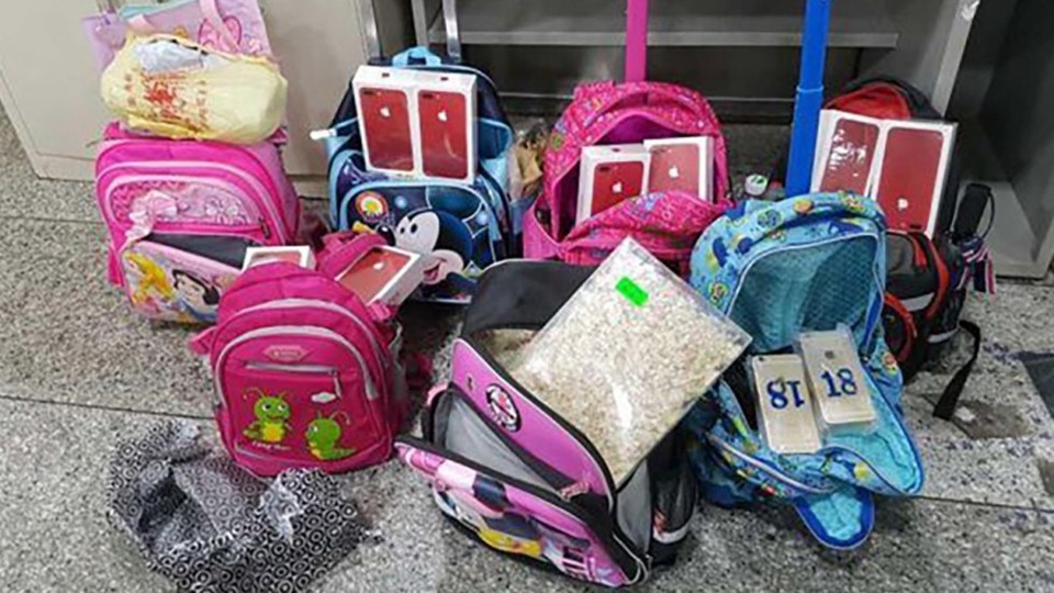 10 học sinh buôn lậu loạt điện thoại trị giá 145.000 USD ra ngoài biên giới - 1
Hàng nhập lậu được đóng gói bên trong ba lô của 10 đứa trẻ. (Nguồn: South China Morning Post)