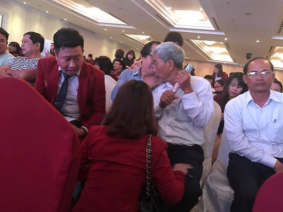 Vụ địa ốc Alibaba bán dự án "vịt trời": Canh bạc bịp?! - 3 Sale của công ty địa ốc vin chặt đùi của một khách hàng lớn tuổi để... tư vấn