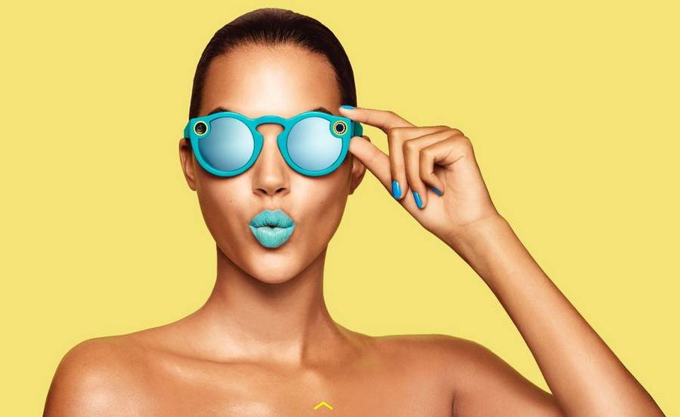 
Bên cạnh Snap, Evan Spiegel còn mở công ty sản xuất thiết bị đeo được Spectacles để có thể đăng tải đoạn video 10 giây lên Snapchat.
