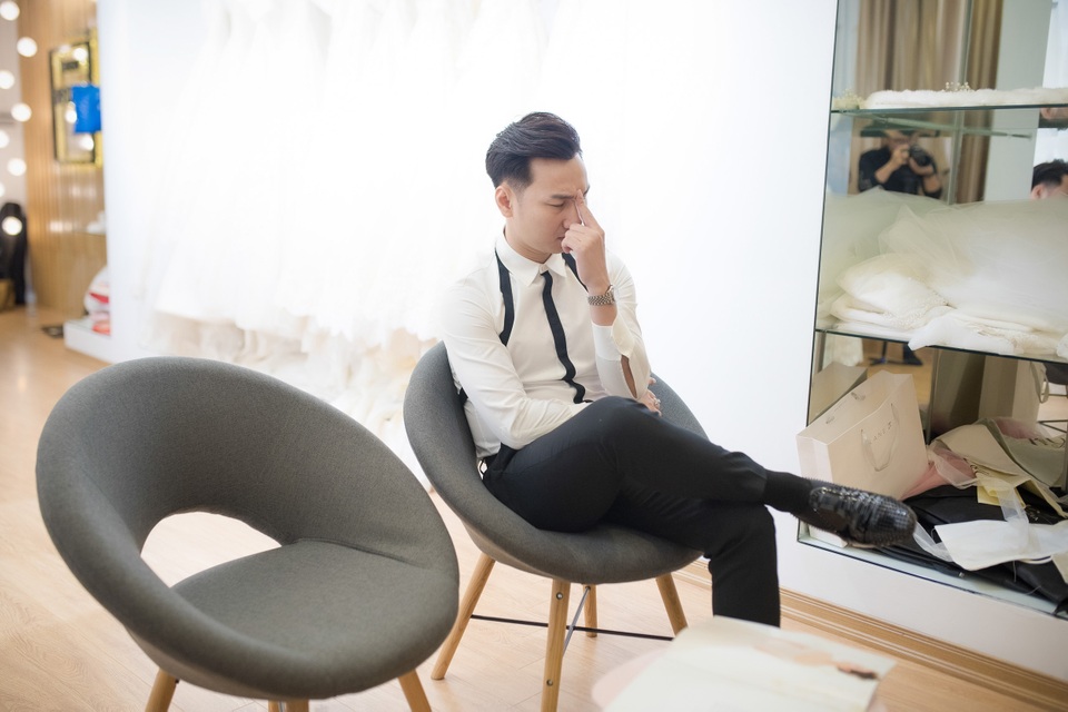 
MC Thành Trung hồi hộp chờ đợi cô dâu thử váy cưới.
