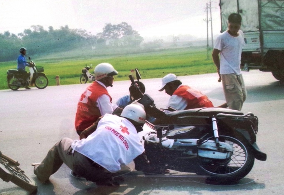 Đội sơ cấp cứu tai nạn thiện nguyện Bình Xuyên - 1
Đội Sơ cấp cứu TNGT Bình Xuyên tiến hành sơ cấp cứu cho nạn nhân trong một vụ TNGT.