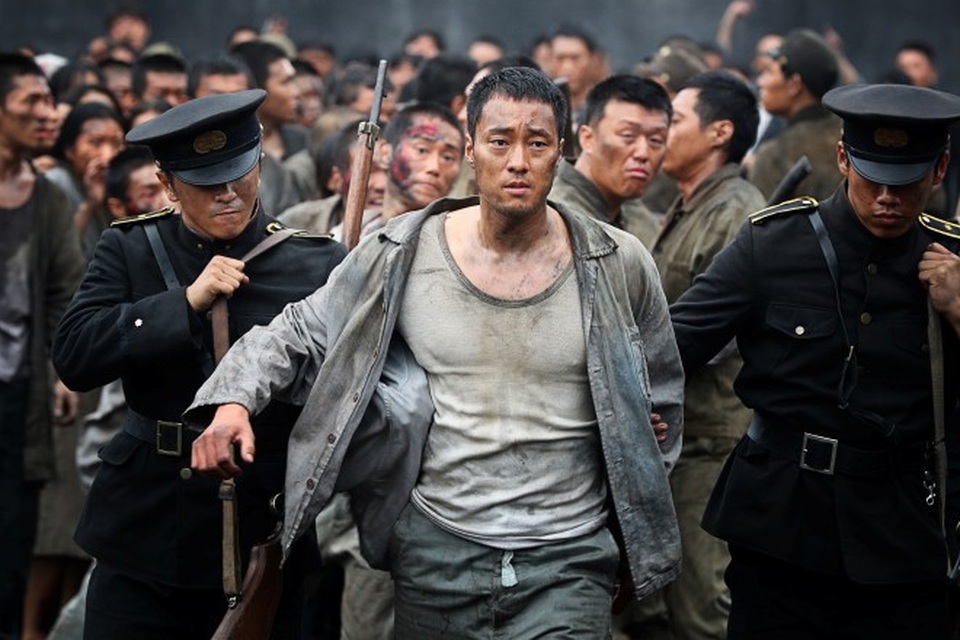 Siêu sao Hàn Quốc So Ji Sub sắp tới Việt Nam? - 6 Trong phimĐảo địa ngục, So Ji Sub thủ vai Choi Chil Sung, từng là một trùm gangster nhưng đã trở thành một trong số hàng trăm người thợ mỏ Hàn Quốc bị buộc phải lao động ở đảo Hashima. Với trái tim giàu lòng nhân ái, anh là một trong những người đã đứng lên đấu tranh cho những người lao động khổ sai.