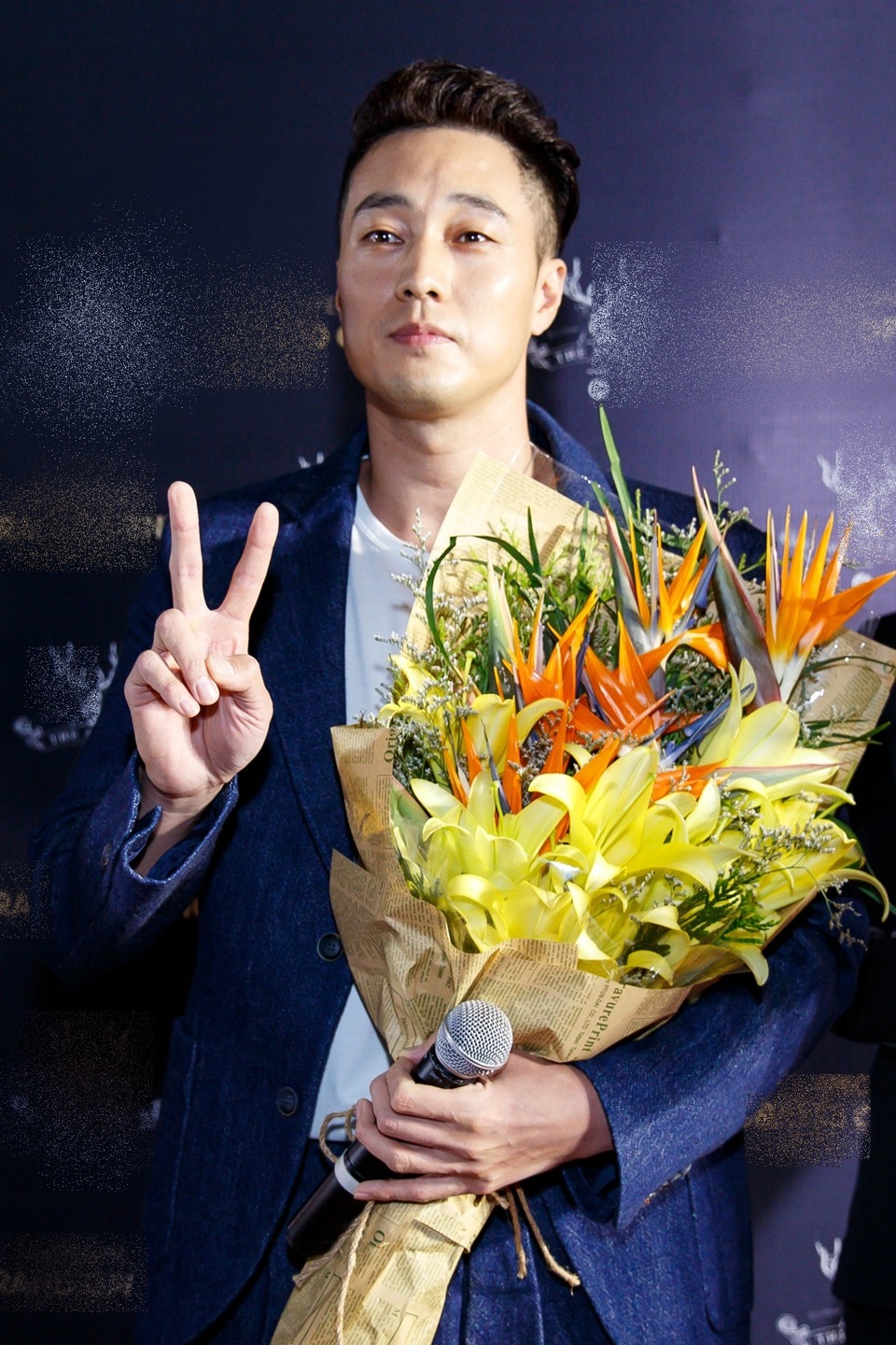 Anh liên tục khoe nụ cười tươi tắn và không ngừng nói lời cảm ơn người hâm mộ Việt Nam, đặc biệt là Diệp Lâm Anh.