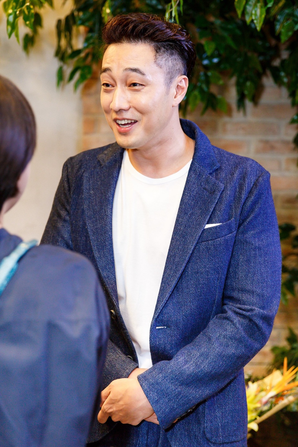 Hoa hậu Kỳ Duyên thân mật nắm chặt tay sao phim “Giày thuỷ tinh” - 6