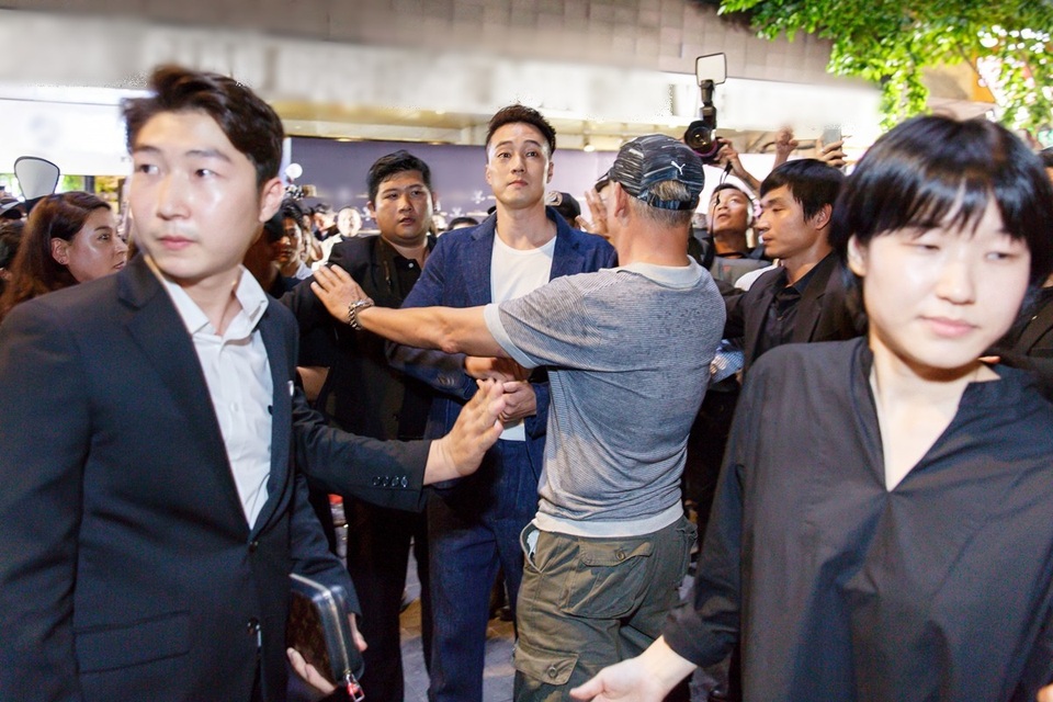 Đông đảo vệ sĩ đều có mặt để nhằm đảm bảo an ninh cho nam tài tử xứ Hàn.