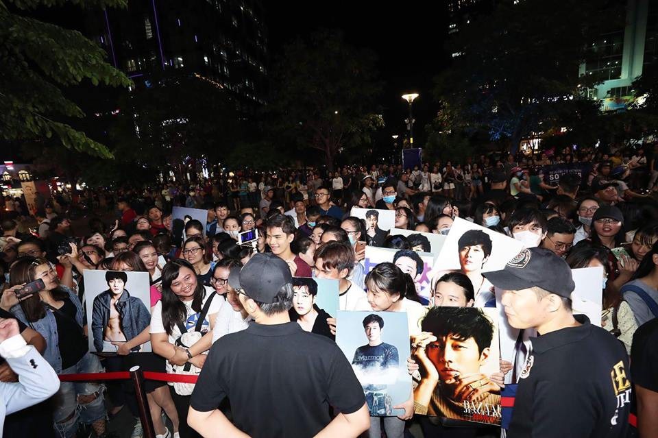 Rất đông fan của nam tài tử đã xếp hàng dài chờ đón sự xuất hiện của anh.