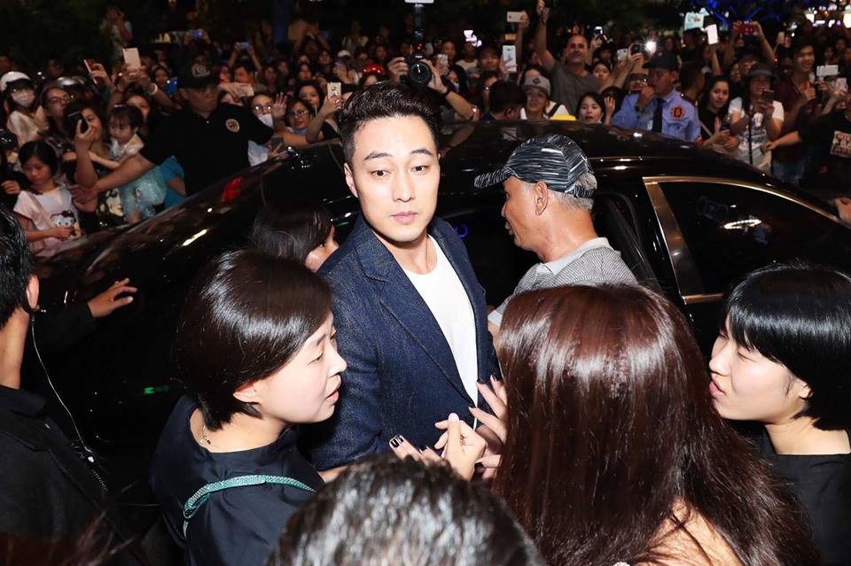 
Anh chỉ có mặt ở Việt Nam 2 ngày nhưng nhận được rất nhiều tình cảm của fan Việt. Gần 8h, anh được tài xế đưa đón từ khách sạn 5 sao đến nơi được diễn ra sự kiện tại phố đi bộ.

 
