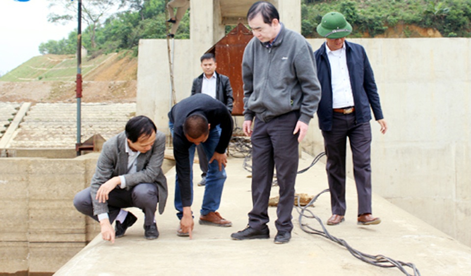 
Giám đốc Sở Xây dựng Trần Xuân Tiến (thứ hai từ phải qua) và Giám đốc Sở NN&PTNT Hà Tĩnh Nguyễn Văn Việt (người ngồi bìa trái) trực tiếp thị sát các vết nứt trên thân đập dâng Vũ Quang. (ảnh: TH)
