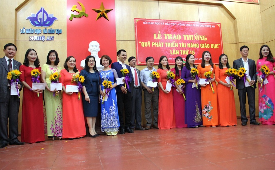 Lãnh đạo Sở GD-ĐT Nghệ An đến bệnh viện thăm hỏi giáo viên đang điều trị bệnh - 5 16 nhà giáo được nhận giải thưởng lần này là những giáo viên tiêu biểu của Phong trào thi đua “Đổi mới, sáng tạo trong dạy và học” và phong trào “Hai tốt.