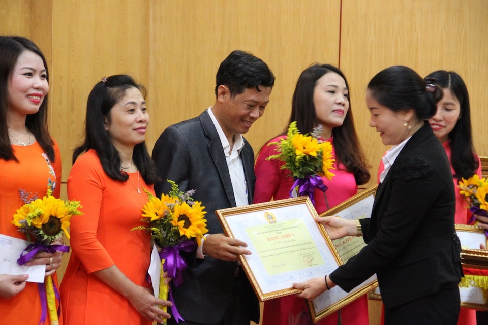 Lãnh đạo Sở GD-ĐT Nghệ An đến bệnh viện thăm hỏi giáo viên đang điều trị bệnh - 4 Công đoàn ngành Giáo dục tặng bằng khen cho 16 nhà giáo Quỹ phát triển tài năng giáo dục.