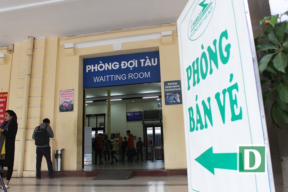 Hành khách hứng thú với cổng soát vé tự động tại ga Hà Nội - 2 Hành khách hứng thú với cổng soát vé tự động tại ga Hà Nội - 2