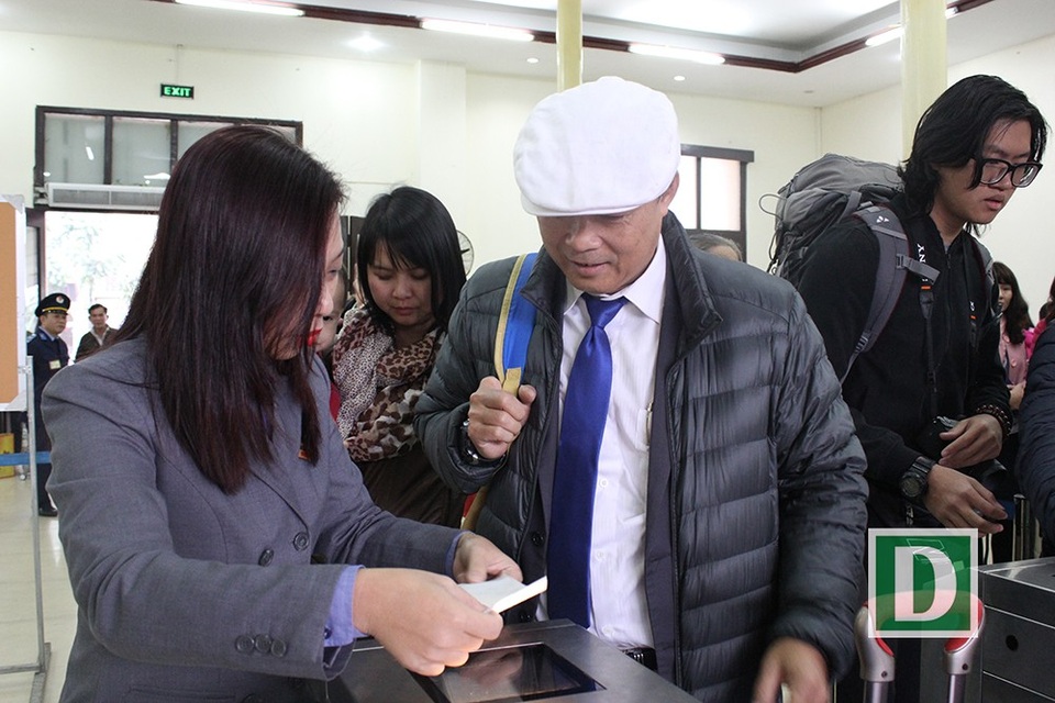 Hành khách hứng thú với cổng soát vé tự động tại ga Hà Nội - 7 Hành khách hứng thú với cổng soát vé tự động tại ga Hà Nội - 7