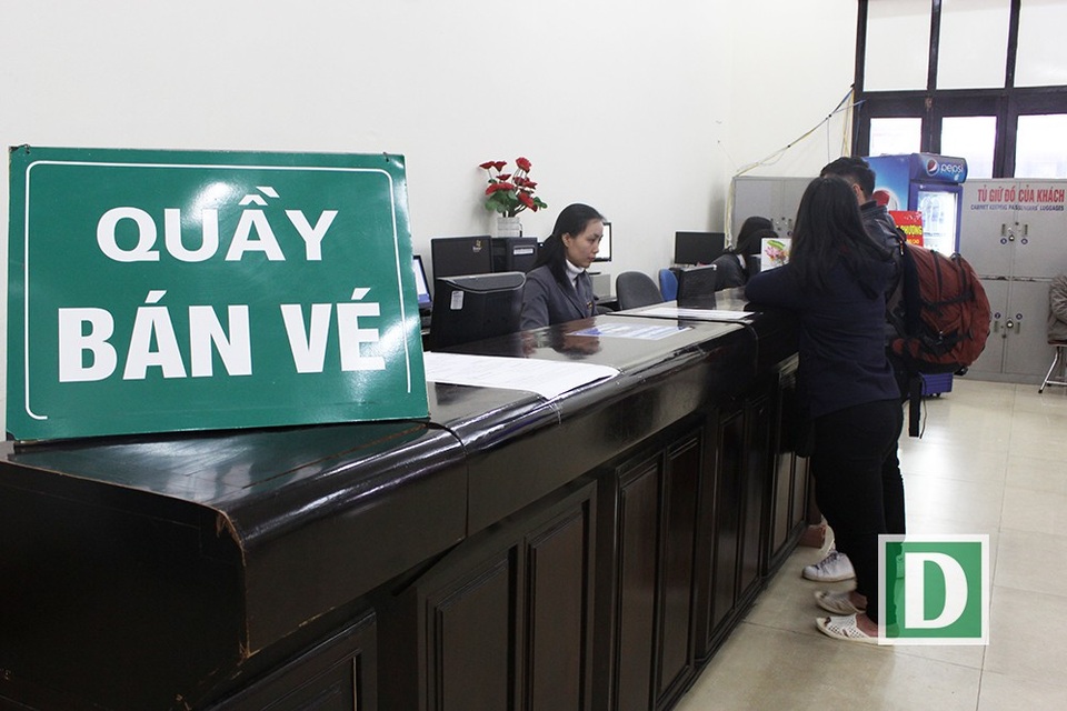 Hành khách hứng thú với cổng soát vé tự động tại ga Hà Nội - 3 Hành khách hứng thú với cổng soát vé tự động tại ga Hà Nội - 3