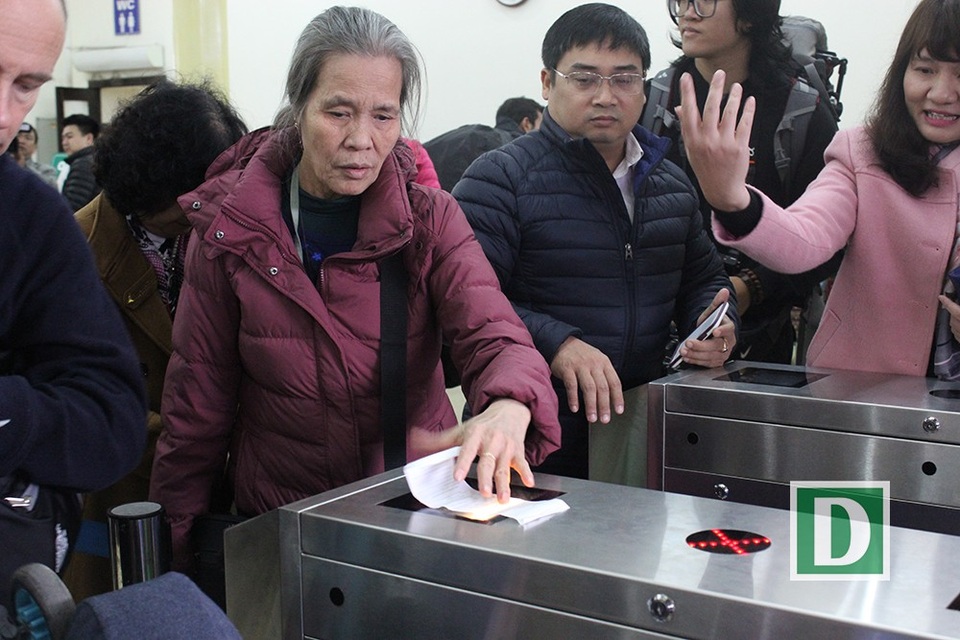 Hành khách hứng thú với cổng soát vé tự động tại ga Hà Nội - 9 Hành khách hứng thú với cổng soát vé tự động tại ga Hà Nội - 9