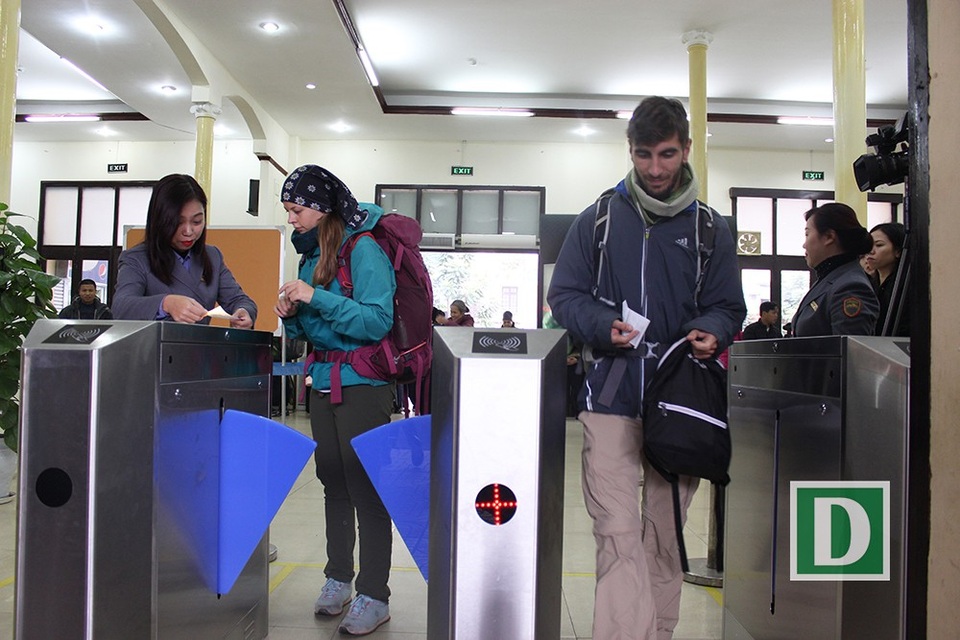 Hành khách hứng thú với cổng soát vé tự động tại ga Hà Nội - 11 Hành khách hứng thú với cổng soát vé tự động tại ga Hà Nội - 11