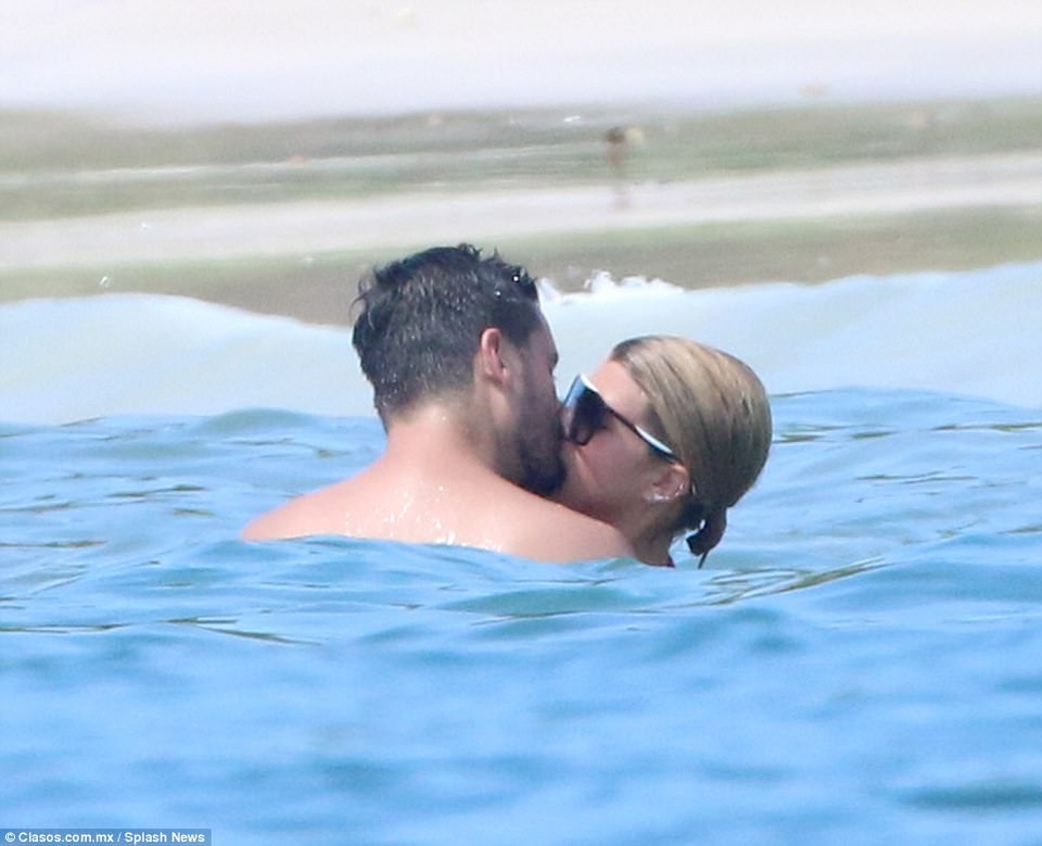 "Tay chơi" Scott Disick tình tứ bên con gái danh ca Hello - 2
Cặp đôi say đắm hôn nhau bất chấp ống kính của các tay săn ảnh
