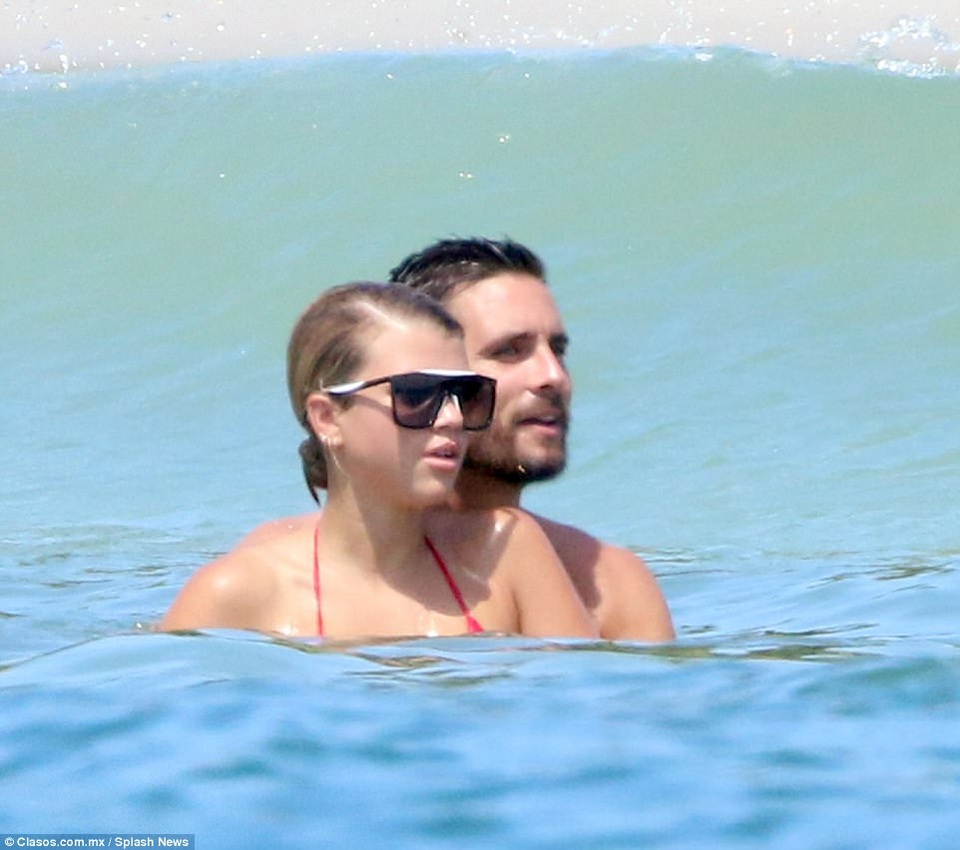"Tay chơi" Scott Disick tình tứ bên con gái danh ca Hello - 3
Scott Disick và con gái danh ca Lionel Richie hẹn hò lần đầu hồi tháng 5 vừa qua