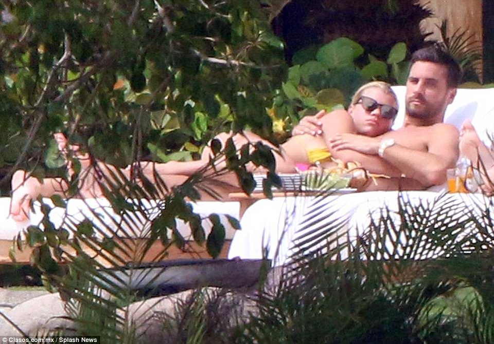 "Tay chơi" Scott Disick tình tứ bên con gái danh ca Hello - 5
Tuy nhiên sau đó khi trở về Mỹ, Scott Disick lại mải mê vui chơi bên các bóng hồng khác