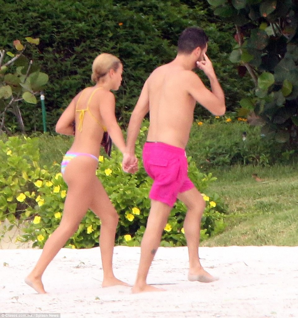 "Tay chơi" Scott Disick tình tứ bên con gái danh ca Hello - 6
Bạn trai cũ của chị cô Kim và người đẹp 19 tuổi chỉ mới nối lại quan hệ được chừng 1 tháng