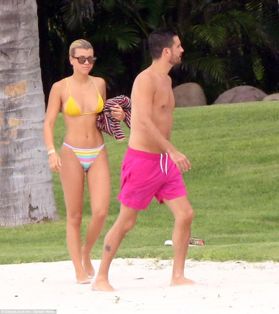 "Tay chơi" Scott Disick tình tứ bên con gái danh ca Hello - 7
Sofia Richie được bạn trai giàu có cưng chiều hết mực. Cô thường xuyên di chuyển bằng máy bay riêng và được bạn trai đưa đi mua sắm hàng hiệu, ăn uống tại những nhà hàng cao cấp nhất.