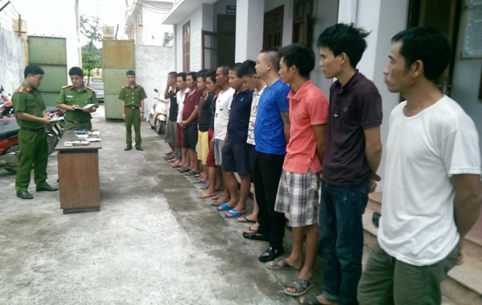 Phá sới bạc "khủng" bắt 15 đối tượng, thu giữ 120 triệu đồng - 1 Các đối tượng trong sới bạc khủng bị bắt giữ cùng nhiiều tang vật có liên quan.