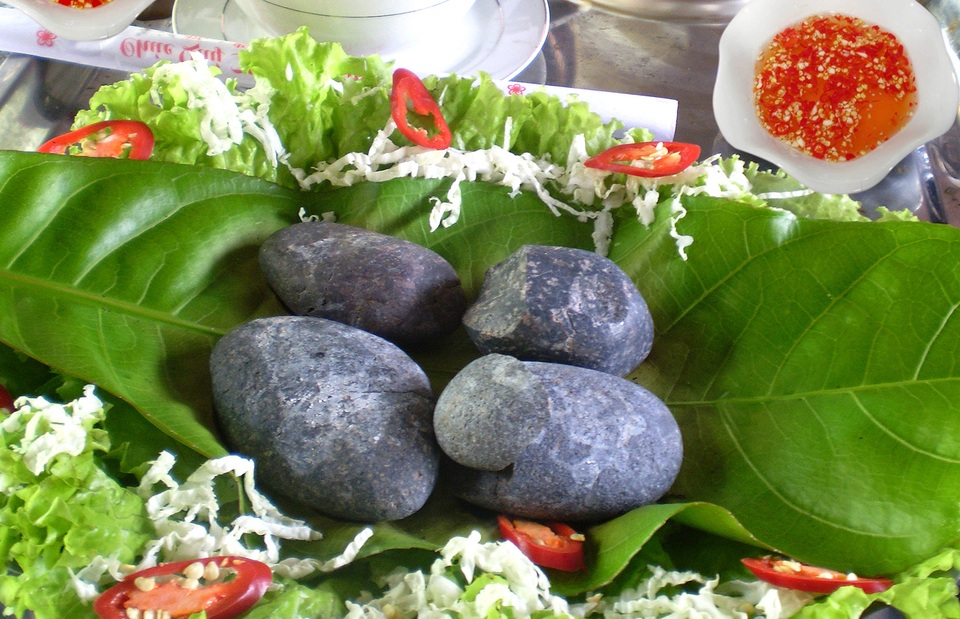 Độc, lạ sỏi mầm Hậu Giang - 1 Đến Hậu Giang, đừng ngạc nhiên nếu thấy bồi bàn phục vụ bạn một suất ăn có cả những viên sỏi đặt trên chiếc lá rộng.