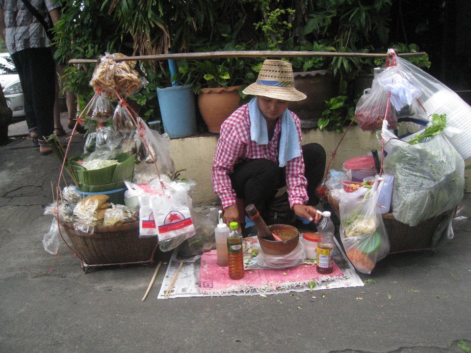 Gỏi đu đủ - món ngon hè phố đừng bỏ qua khi đến Thái Lan - 3 Một gánh hàng rong bán gỏi đu đủ