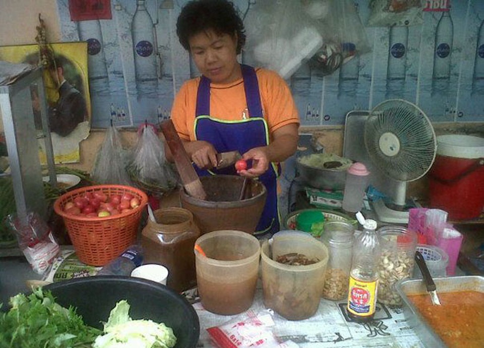 Gỏi đu đủ - món ngon hè phố đừng bỏ qua khi đến Thái Lan - 2 Đây là một trong những món ăn hè phố nổi tiếng của xứ sở chùa tháp