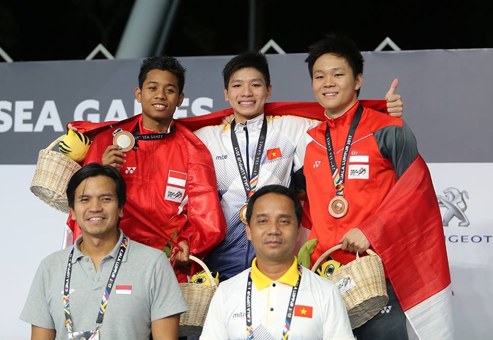 Nhật ký SEA Games 29 ngày 25/8: Kình ngư 15 tuổi Kim Sơn phá kỷ lục SEA Games - 3
Kim Sơn trên bục nhận HCV nội dung 400m hỗn hợp, ảnh: Q.H