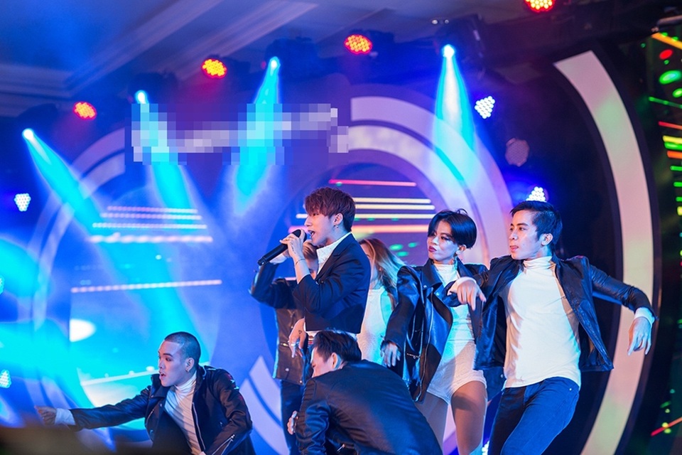 Sơn Tùng cũng tham gia biểu diễn tại chương trình và khiến fan phấn khích khi lần đầu tiên trổ tài làm ảo thuật gia ngay trên sân khấu.