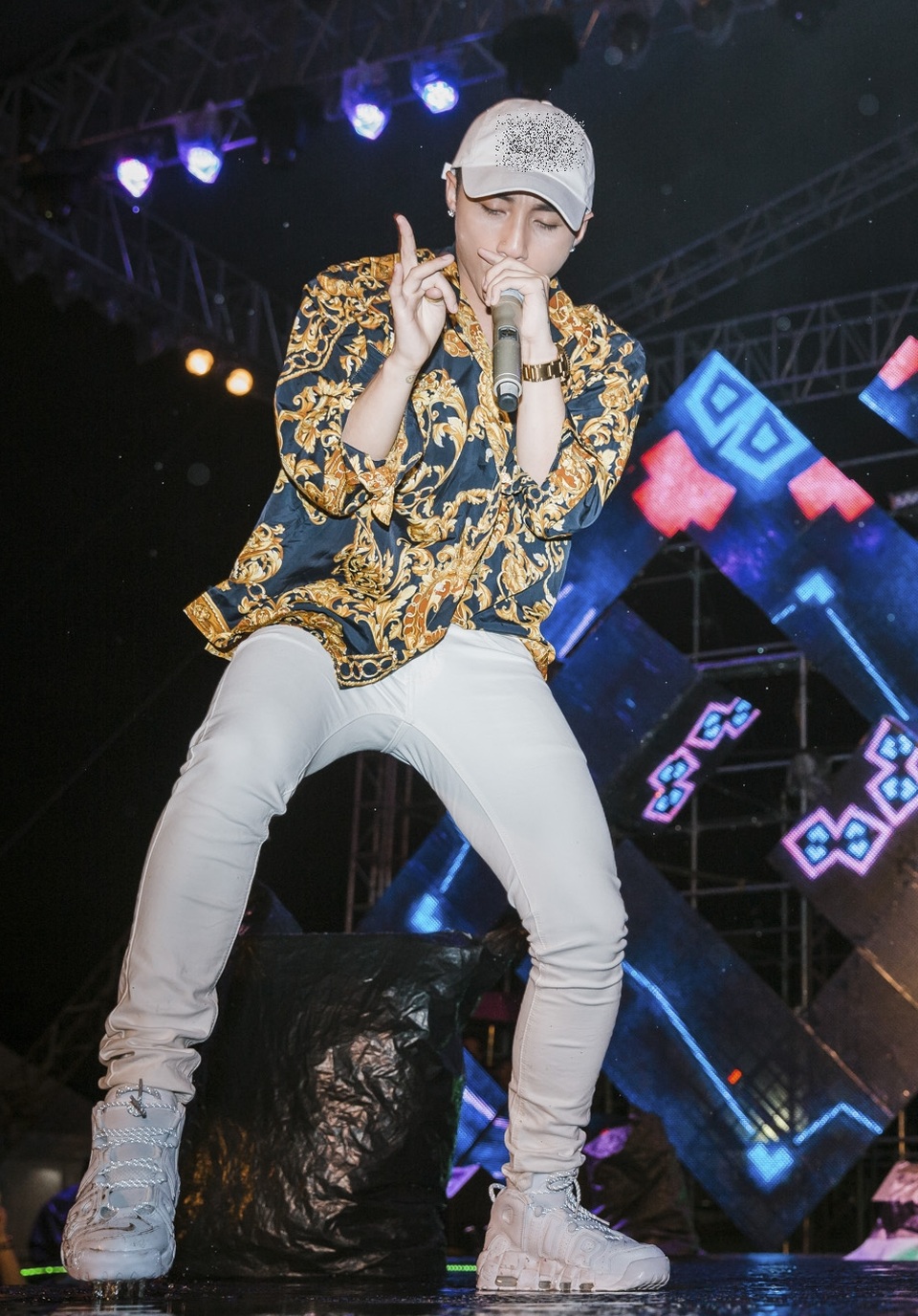 Sơn Tùng M-TP và các Sky đã cháy hết mình qua các bài hát “Buông đôi tay nhau ra”, “Nơi này có em” và “Em của ngày hôm qua”. Khi được hỏi Sơn Tùng thích kiểu hôn nào nhất, nam ca sĩ chia sẻ, anh rất thích những kiểu hôn độc lạ như nụ hôn ngược của người nhện.