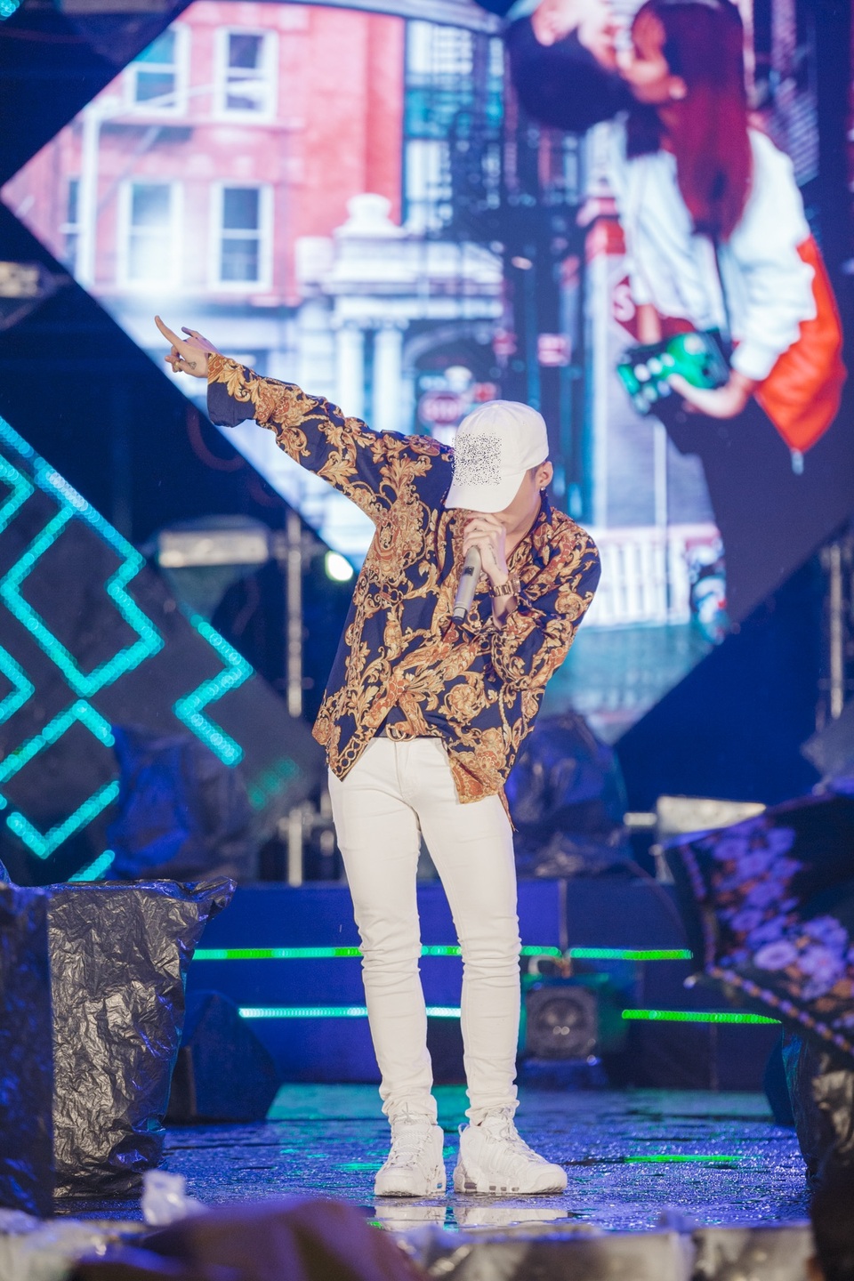 Trong khi đó, cũng biểu diễn tại đêm nhạc, “người tình tin đồn” Thiều Bảo Trâm lại thích thú với nụ hôn phiêu lưu trong công viên kỷ Jura. Lần đầu tiên cùng xuất hiện tại sự kiện dành cho các cặp đôi, khán giả thắc mắc không biết Sơn Tùng và Thiều Bảo Trâm có đang ngầm thừa nhận tin đồn hẹn hò hay không?