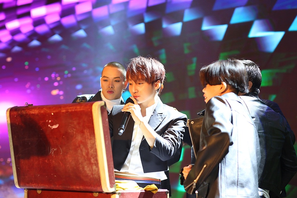 Nam ca sĩ xuất hiện từ phía dưới khán phòng và hát ca khúc hit từng gây bão: “Không phải dạng vừa đâu” với bản phối cực kỳ sôi động. Vốn được khán giả yêu mến không chỉ vì âm nhạc, Sơn Tùng còn có phong cách biểu diễn rất riêng biệt, vì ít khi nào anh mang cùng một thần thái, cách trình diễn “đụng hàng” tại bất kỳ chương trình nào.